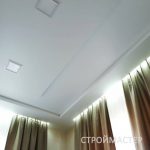 Натяжной потолок в зале с подсветкой Пермь